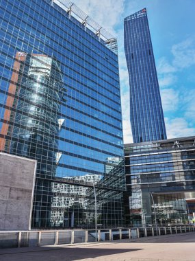 Viyana sokaklarındaki modern binalara bak.