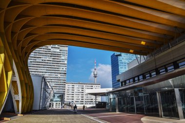 Viyana sokaklarındaki modern binalara bak.