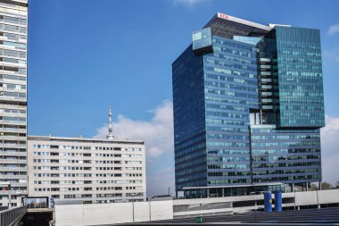 Viyana sokaklarındaki modern binalara bak.