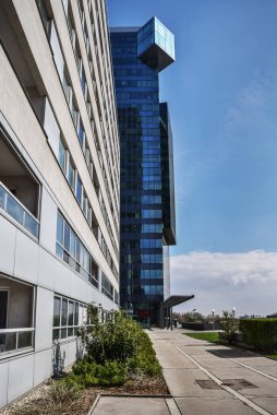 Viyana sokaklarındaki modern binalara bak.