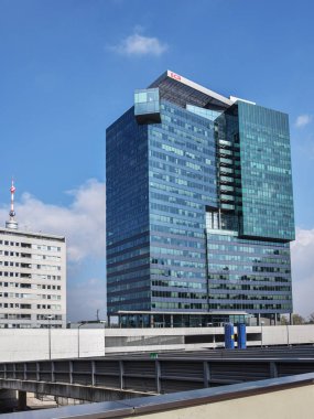 Viyana sokaklarındaki modern binalara bak.