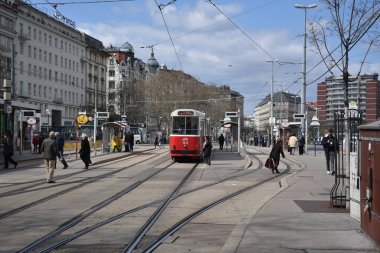 Eski kasabada kırmızı tramvay.
