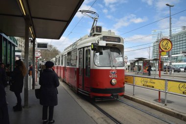 Eski kasabada kırmızı tramvay.