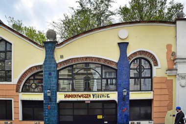 Hundertwasser evi ile sokağa bak.