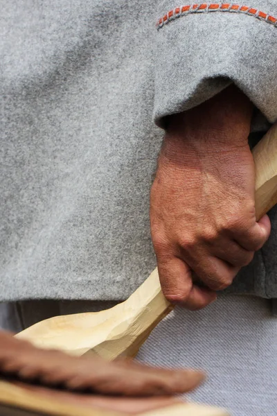 Mann mit großem Kochlöffel. — Stockfoto