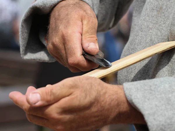 Mann schärfte Stahlmesser. — Stockfoto