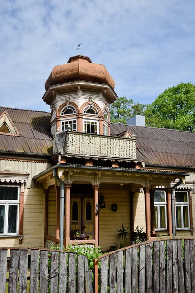 Hus med staket. — Stockfoto