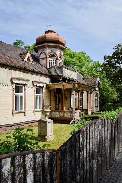 Hus med staket. — Stockfoto