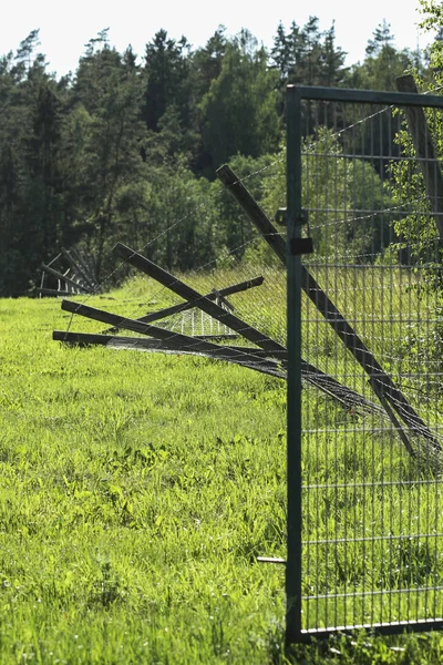Зламаний металевий ланцюговий паркан . — стокове фото