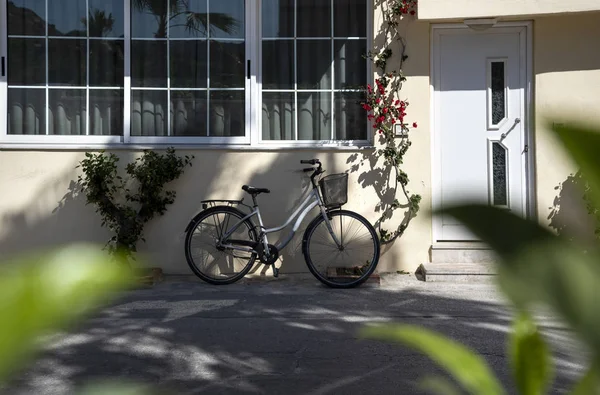 壁の古い自転車. — ストック写真