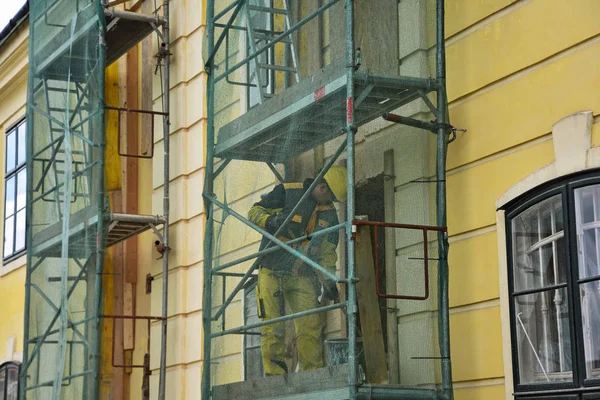 Reparación fuera del edificio antiguo . — Foto de Stock