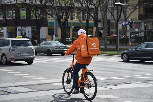 Bisikletli Kurjer ile sokakta görünüm. — Stok fotoğraf