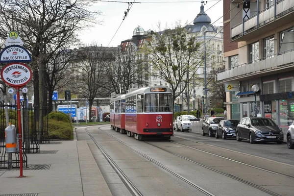 Červená tramvaj ve starém městě. — Stock fotografie