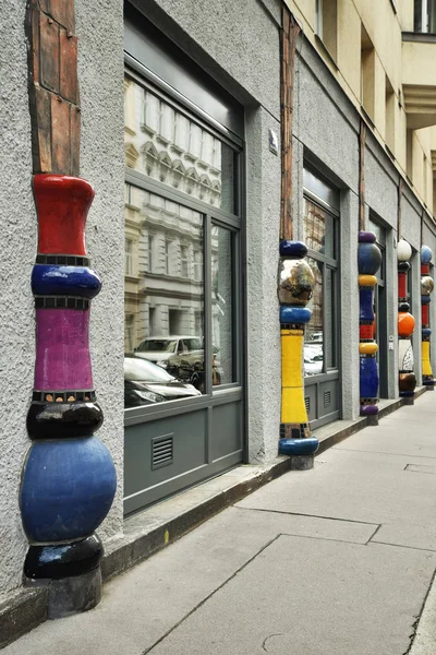 Uitzicht op straat met Hundertwasser huis. — Stockfoto