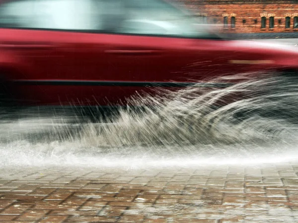 Araba yağmurdan sonra caddede. — Stok fotoğraf