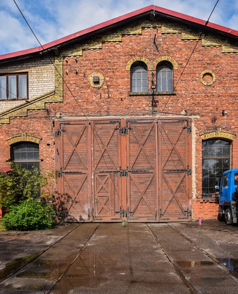 Historisk hus for sporvognsanlegget med lukket port . – stockfoto
