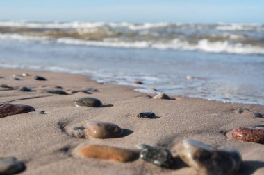 Deniz kenarında çakıl taşları.