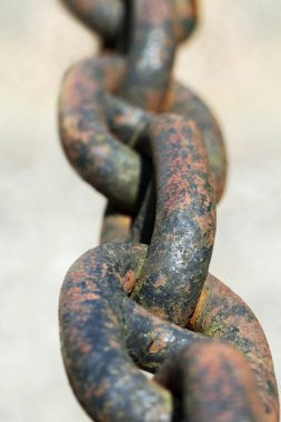 paslı metal zincir.