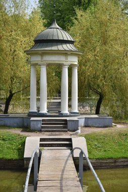 Küçük şehirde bir kuğu evi..