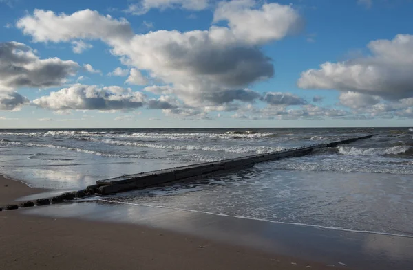 Muelle de madera en el mar Báltico . — Foto de Stock