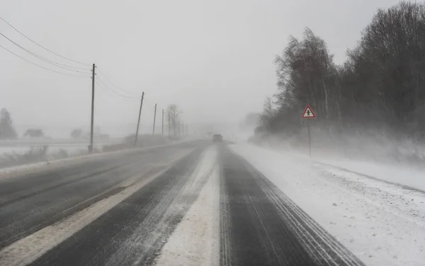 白雪皑皑的冬天路. — 图库照片