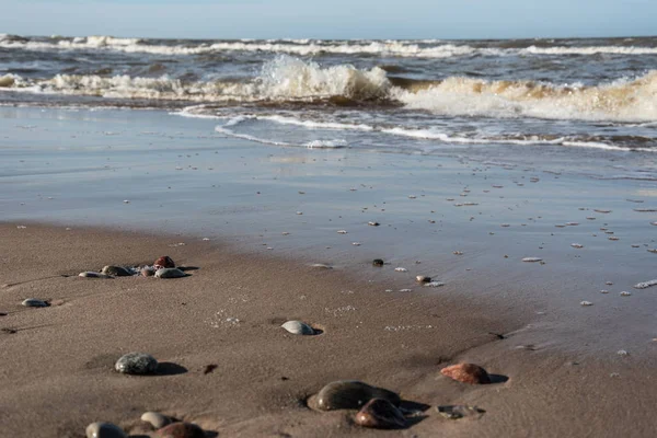 Piedras de guijarro junto al mar . — Foto de Stock