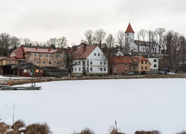 Utsikt over den fargerike gamle byen . – stockfoto