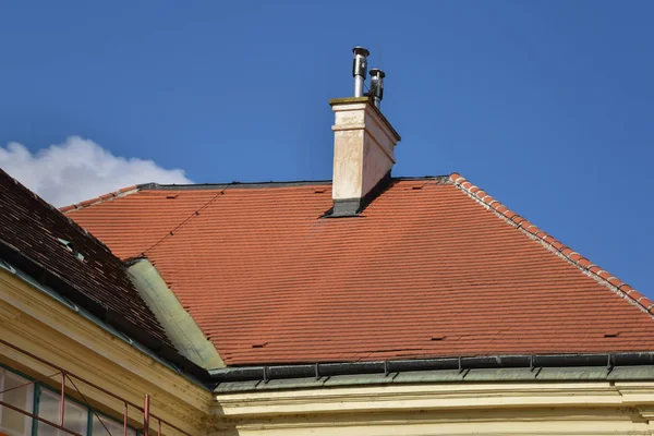 Casa con tetto di piastrelle di argilla rossa e camino . — Foto Stock