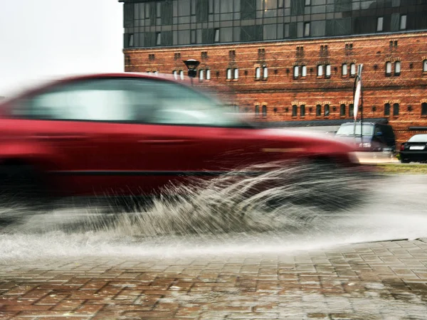 Auto op straat na regen. — Stockfoto