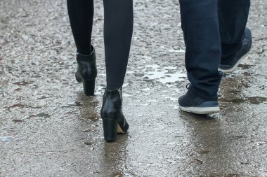 Islak asfaltta bacaklar.