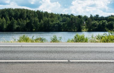 Boş asfalt yoluna bak.