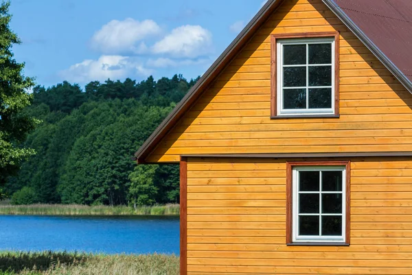 Ferienhaus am Ufer des Sees. — Stockfoto