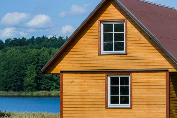 Cottage on the coast of lake. — Stock Photo, Image