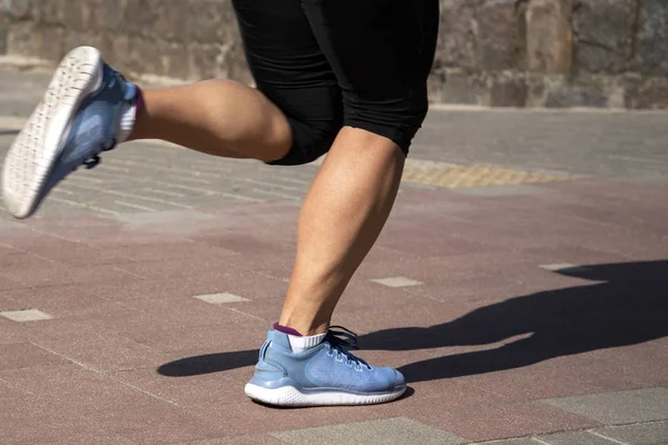 Nohy běžící žena. — Stock fotografie