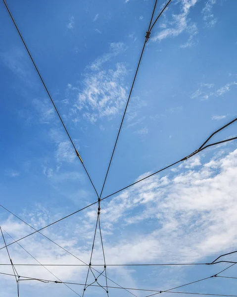 Fios de eléctrico no céu azul . — Fotografia de Stock