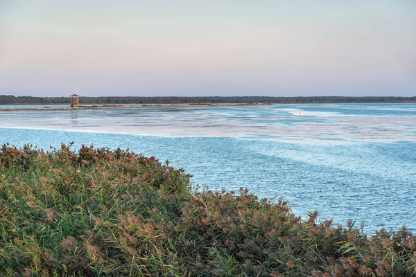 Blick auf ruhigen See. — Stockfoto