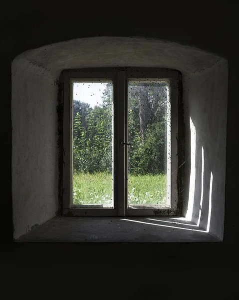 Ouderwets raam in landhuis. — Stockfoto
