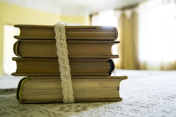 Oude boeken op tafel. — Stockfoto