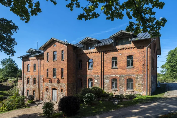 Red brick manor house. — Stock Photo, Image