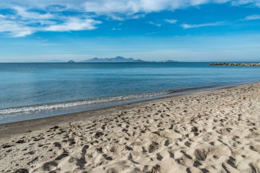 Benli doğal sahile bak..