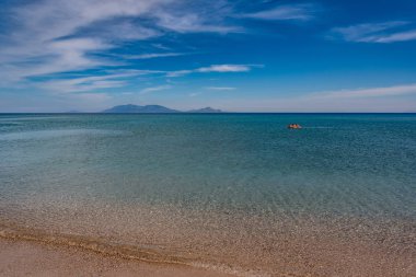 Yunanistan adasındaki doğal plaj.