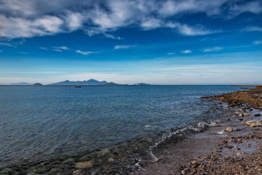 Doğal sahile bakın..