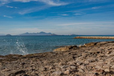Yunanistan adasındaki doğal plaj.