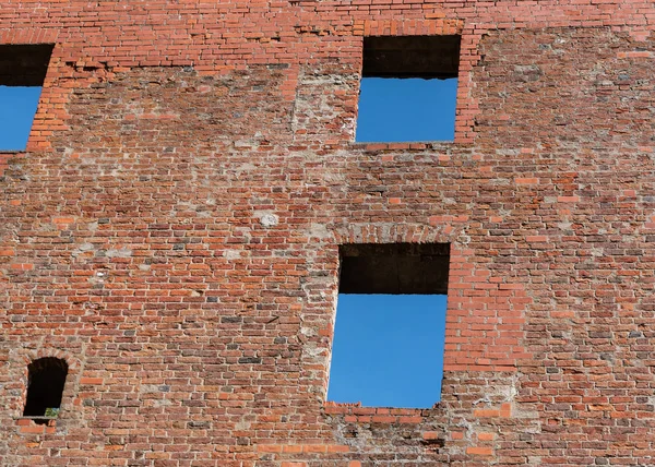 Muro di mattoni con finestre vuote . — Foto Stock