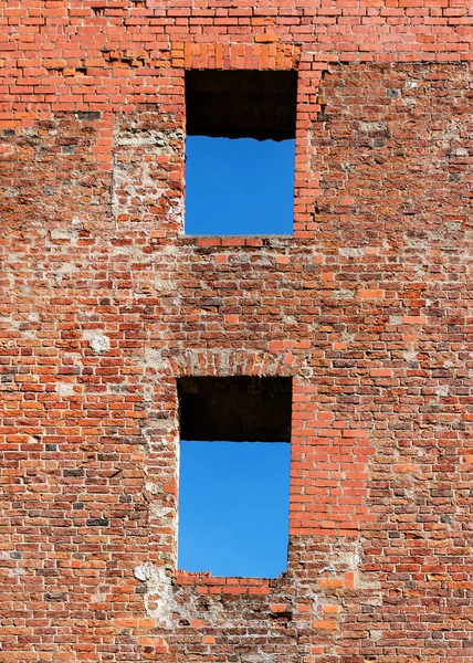 Muro di mattoni con finestre vuote . — Foto Stock