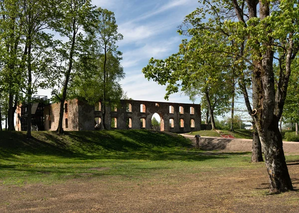Руины замка в Латвии . — стоковое фото