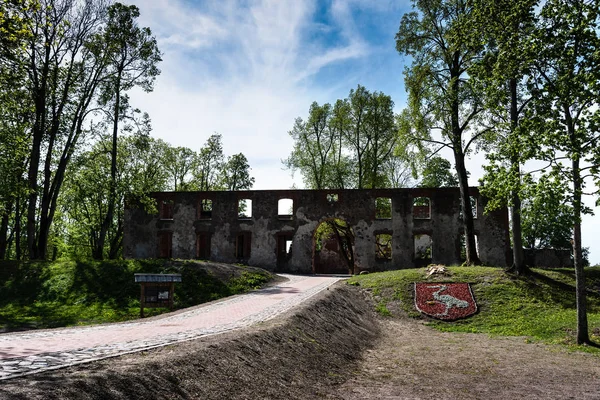 Ruínas do castelo na Letónia . — Fotografia de Stock