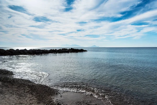 Uitzicht op het natuurlijke strand met mol. — Stockfoto