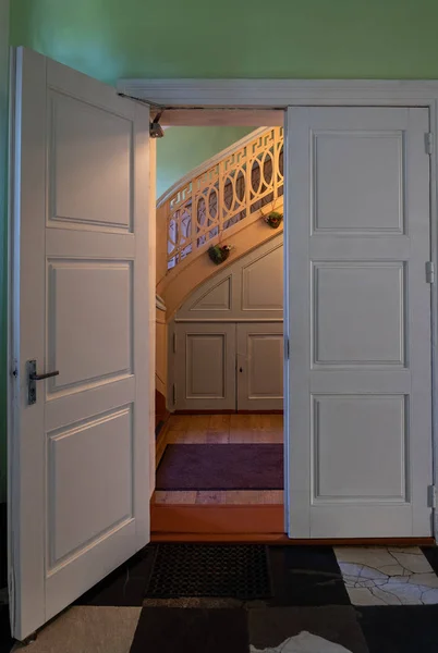 Utsikt genom öppen dörr i herrgård. — Stockfoto