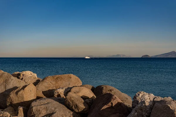 Aan een kust in Griekenland eiland. — Stockfoto